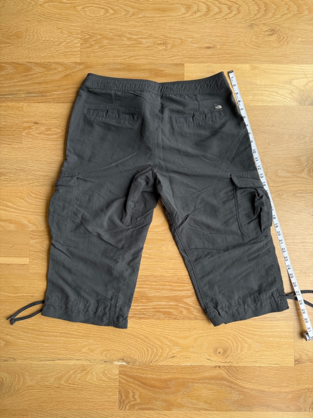The North Face women’s Cargo capri pants in Charcoal Gray - Picture 3 of 4